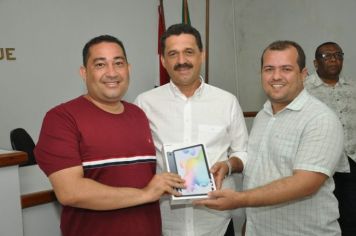 Prefeito Marlan Ferreira ao lado do vice-prefeito Felipe Boró realizam entregas de tablets para os Agentes Comunitários da Saúde.
