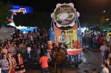 Após dois anos de pandemia, Carroceata de Limoeiro volta com força total e atrai multidão às ruas do Distrito Pé Leve